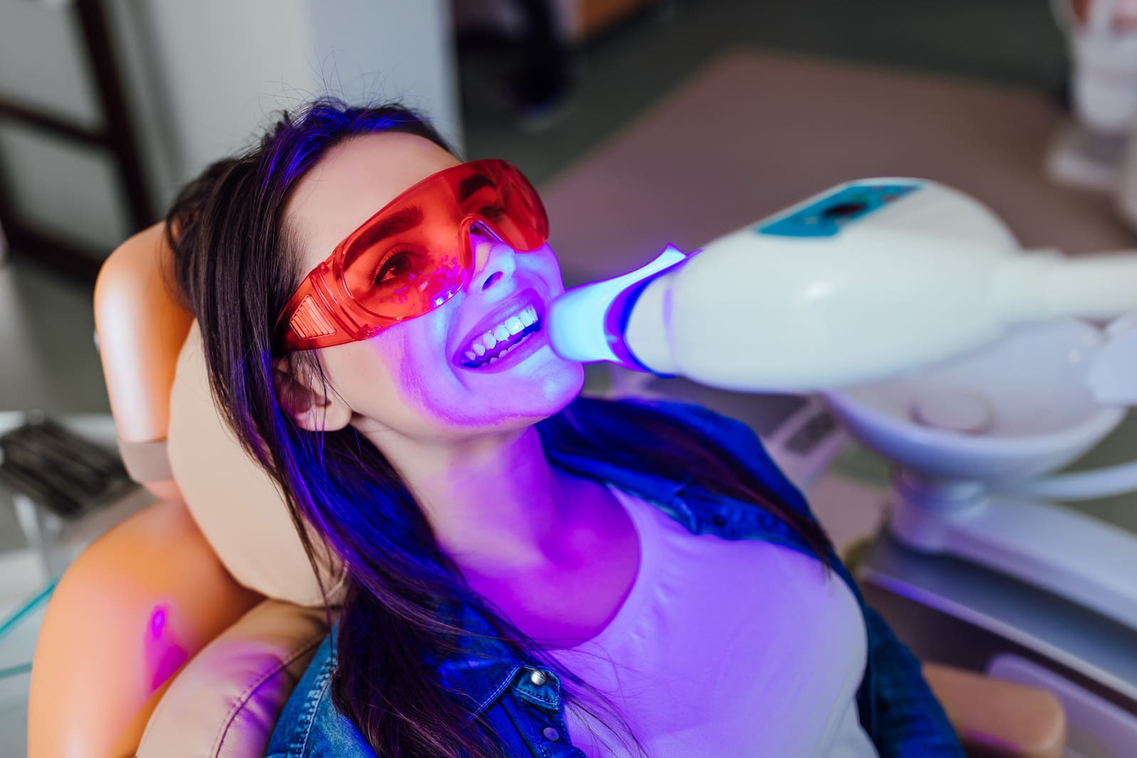 Brighten Your Smile: Pro vs DIY Teeth Whitening
